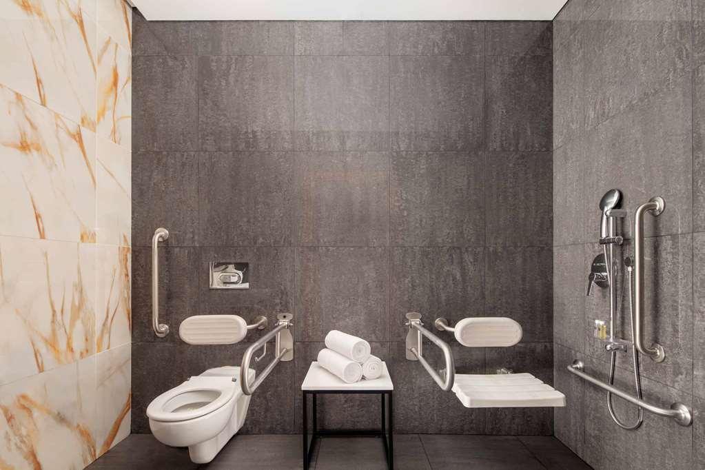 The First Collection Dubai Business Bay Ξενοδοχείο Εξωτερικό φωτογραφία Bathroom with toilet seat and shower seat